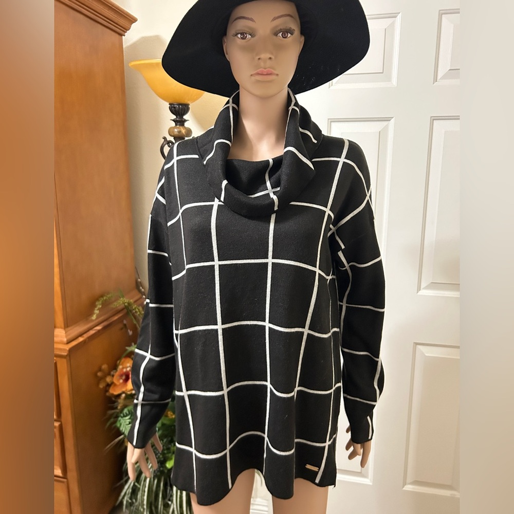 Calvin Kline Women’s Black/WhitePlaid Mock Neck Sweater Size M.